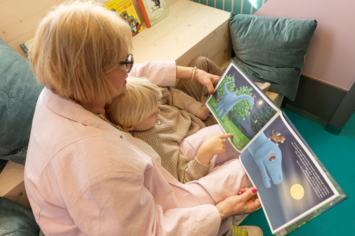 Eine Frau liest einem Jungen ein Buch vor